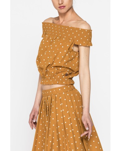 TOP CON SCOLLO A BARCHETTA IN TESSUTO LEGGERO