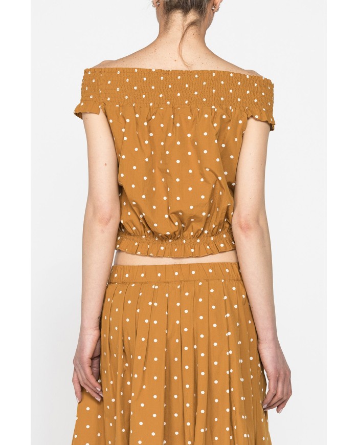 TOP CON SCOLLO A BARCHETTA IN TESSUTO LEGGERO