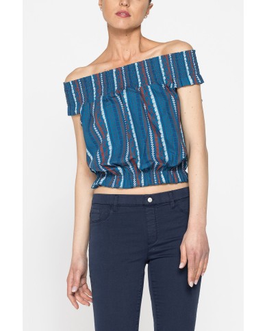 TOP CON SCOLLO A BARCHETTA IN TESSUTO LEGGERO