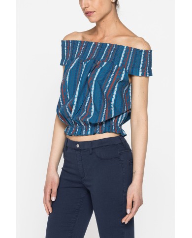 TOP CON SCOLLO A BARCHETTA IN TESSUTO LEGGERO