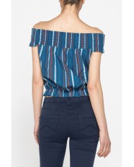 TOP CON SCOLLO A BARCHETTA IN TESSUTO LEGGERO