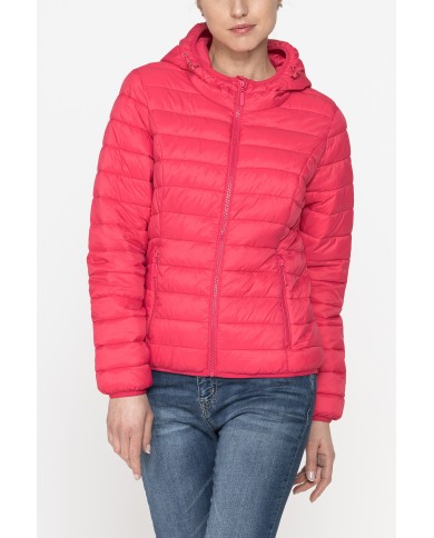 GIUBBINO ULTRALIGHT CON CAPPUCCIO. TESSUTO E IMBOTTITURA RICICLATI. RESISTENTE ALL'ACQUA