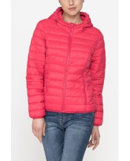 GIUBBINO ULTRALIGHT CON CAPPUCCIO. TESSUTO E IMBOTTITURA RICICLATI. RESISTENTE ALL'ACQUA