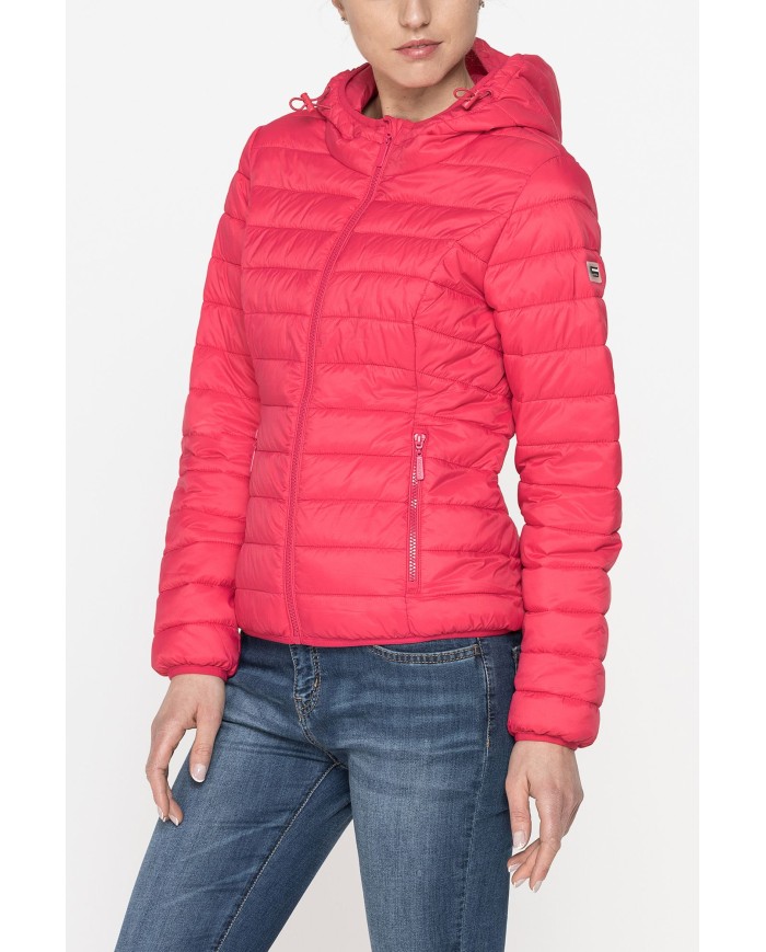 GIUBBINO ULTRALIGHT CON CAPPUCCIO. TESSUTO E IMBOTTITURA RICICLATI. RESISTENTE ALL'ACQUA