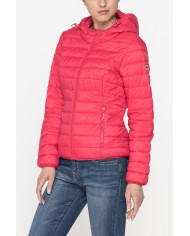 GIUBBINO ULTRALIGHT CON CAPPUCCIO. TESSUTO E IMBOTTITURA RICICLATI. RESISTENTE ALL'ACQUA