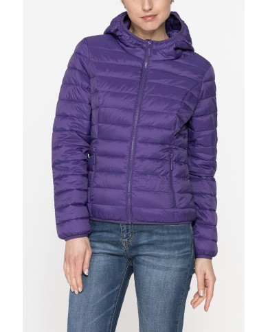 GIUBBINO ULTRALIGHT CON CAPPUCCIO. TESSUTO E IMBOTTITURA RICICLATI. RESISTENTE ALL'ACQUA