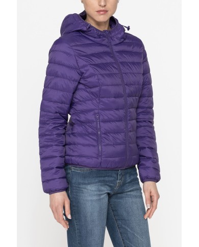 GIUBBINO ULTRALIGHT CON CAPPUCCIO. TESSUTO E IMBOTTITURA RICICLATI. RESISTENTE ALL'ACQUA