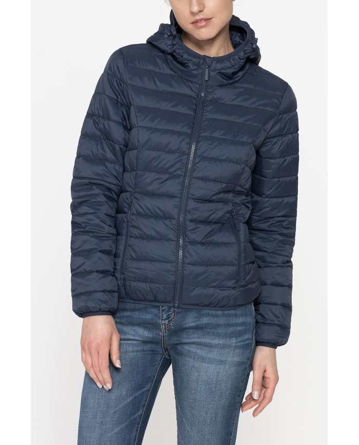 GIUBBINO ULTRALIGHT CON CAPPUCCIO. TESSUTO E IMBOTTITURA RICICLATI. RESISTENTE ALL'ACQUA