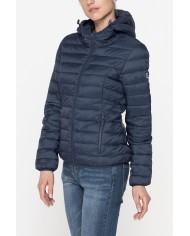 GIUBBINO ULTRALIGHT CON CAPPUCCIO. TESSUTO E IMBOTTITURA RICICLATI. RESISTENTE ALL'ACQUA