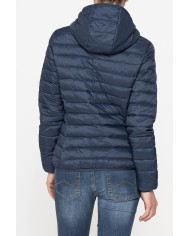 GIUBBINO ULTRALIGHT CON CAPPUCCIO. TESSUTO E IMBOTTITURA RICICLATI. RESISTENTE ALL'ACQUA