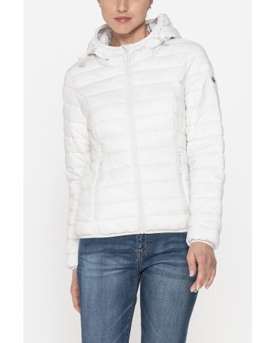 GIUBBINO ULTRALIGHT CON CAPPUCCIO. TESSUTO E IMBOTTITURA RICICLATI. RESISTENTE ALL'ACQUA