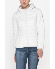 GIUBBINO ULTRALIGHT CON CAPPUCCIO. TESSUTO E IMBOTTITURA RICICLATI. RESISTENTE ALL'ACQUA