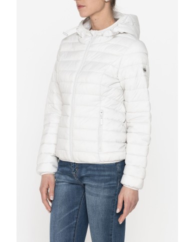 GIUBBINO ULTRALIGHT CON CAPPUCCIO. TESSUTO E IMBOTTITURA RICICLATI. RESISTENTE ALL'ACQUA