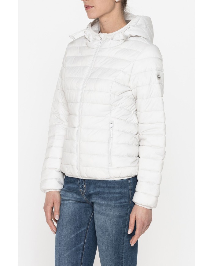 GIUBBINO ULTRALIGHT CON CAPPUCCIO. TESSUTO E IMBOTTITURA RICICLATI. RESISTENTE ALL'ACQUA