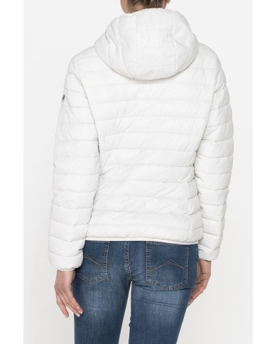 GIUBBINO ULTRALIGHT CON CAPPUCCIO. TESSUTO E IMBOTTITURA RICICLATI. RESISTENTE ALL'ACQUA