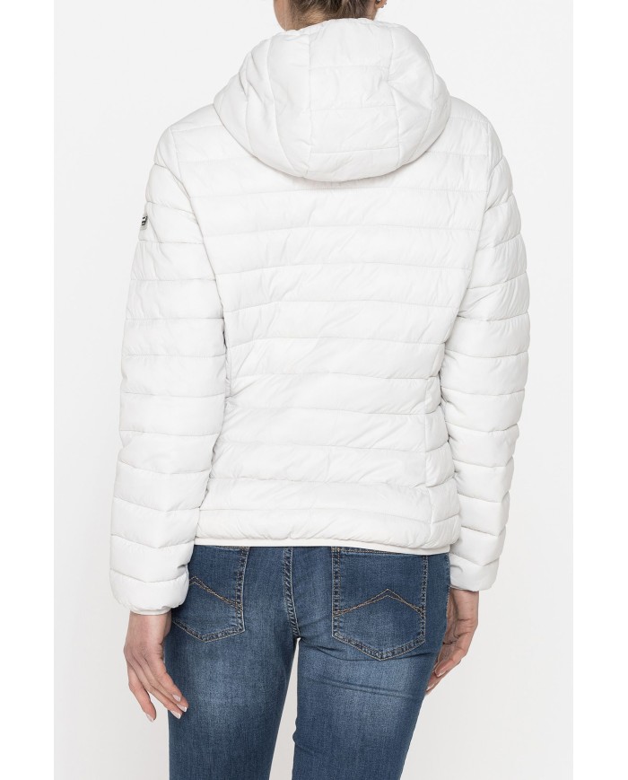 GIUBBINO ULTRALIGHT CON CAPPUCCIO. TESSUTO E IMBOTTITURA RICICLATI. RESISTENTE ALL'ACQUA