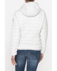 GIUBBINO ULTRALIGHT CON CAPPUCCIO. TESSUTO E IMBOTTITURA RICICLATI. RESISTENTE ALL'ACQUA