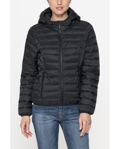 GIUBBINO ULTRALIGHT CON CAPPUCCIO. TESSUTO E IMBOTTITURA RICICLATI. RESISTENTE ALL'ACQUA