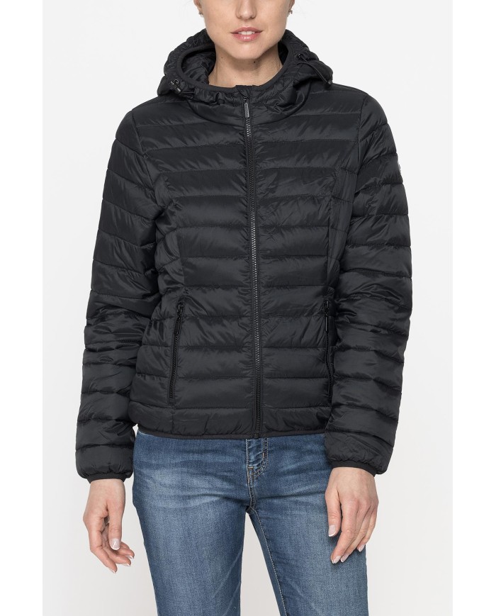 GIUBBINO ULTRALIGHT CON CAPPUCCIO. TESSUTO E IMBOTTITURA RICICLATI. RESISTENTE ALL'ACQUA