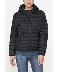 GIUBBINO ULTRALIGHT CON CAPPUCCIO. TESSUTO E IMBOTTITURA RICICLATI. RESISTENTE ALL'ACQUA