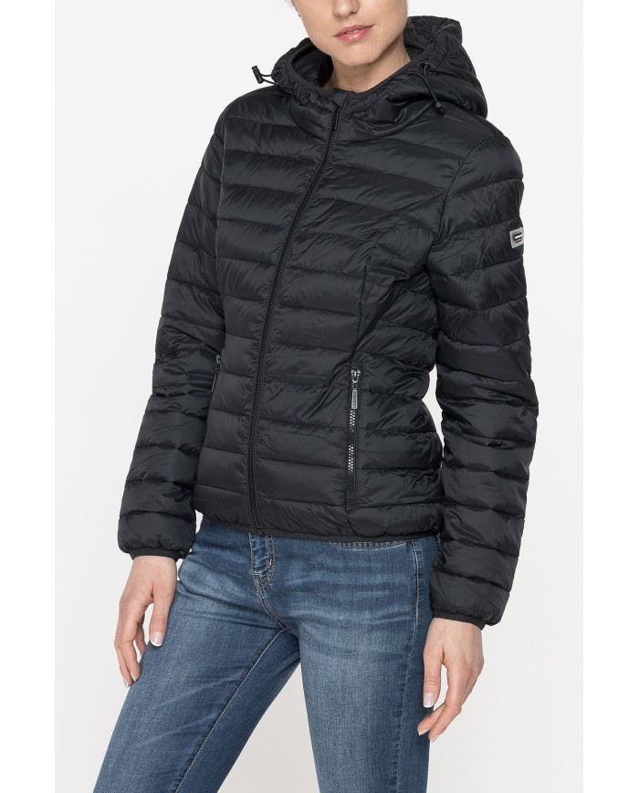 GIUBBINO ULTRALIGHT CON CAPPUCCIO. TESSUTO E IMBOTTITURA RICICLATI. RESISTENTE ALL'ACQUA