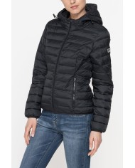 GIUBBINO ULTRALIGHT CON CAPPUCCIO. TESSUTO E IMBOTTITURA RICICLATI. RESISTENTE ALL'ACQUA