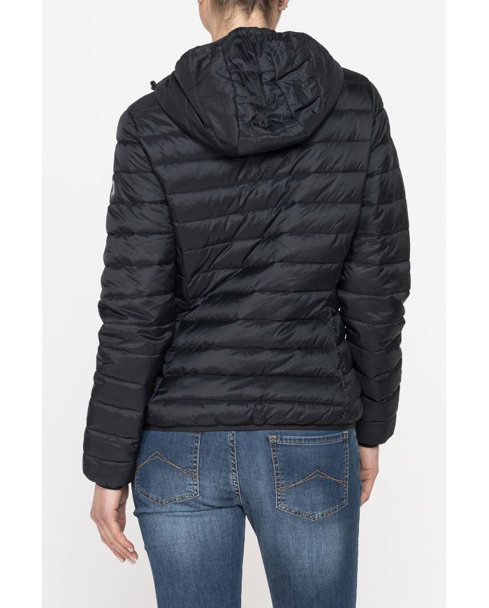 GIUBBINO ULTRALIGHT CON CAPPUCCIO. TESSUTO E IMBOTTITURA RICICLATI. RESISTENTE ALL'ACQUA