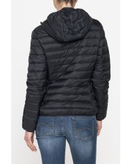 GIUBBINO ULTRALIGHT CON CAPPUCCIO. TESSUTO E IMBOTTITURA RICICLATI. RESISTENTE ALL'ACQUA