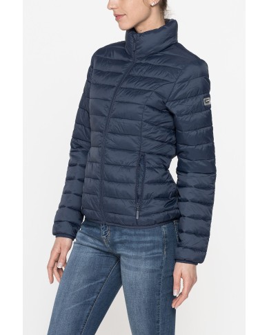 GIUBBINO ULTRALIGHT. TESSUTO E IMBOTTITURA RICICLATI. RESISTENTE ALL'ACQUA