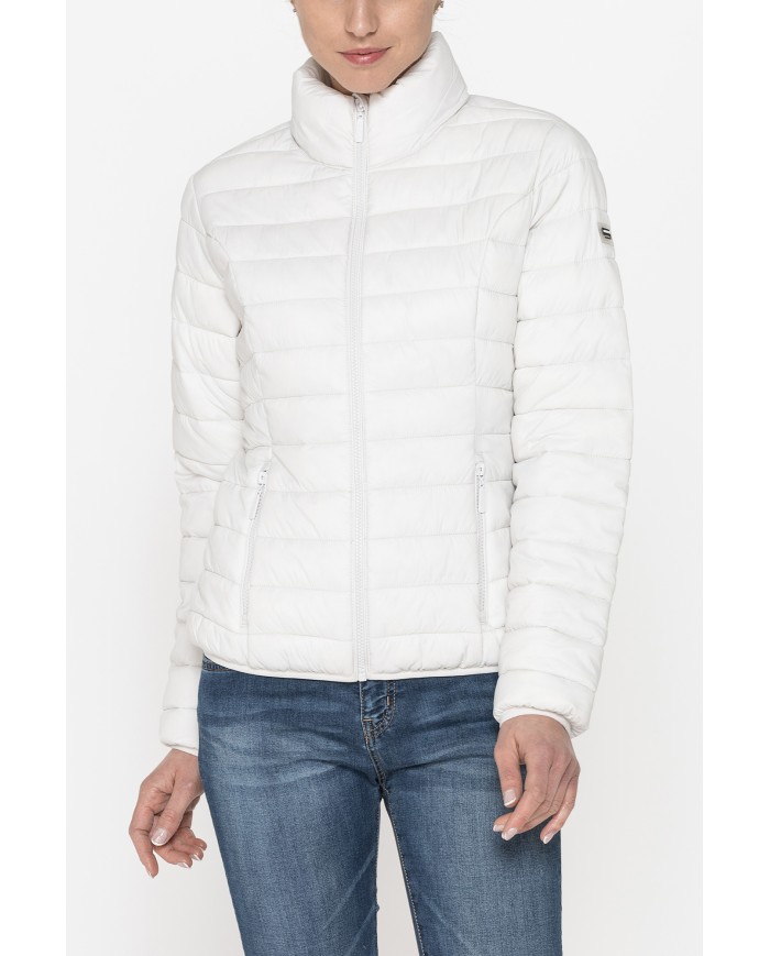 GIUBBINO ULTRALIGHT. TESSUTO E IMBOTTITURA RICICLATI. RESISTENTE ALL'ACQUA