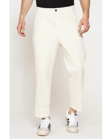 CHINOS CON PINCES MOD.646 IN NUOVA GABARDINA ELASTICIZZATA. Vita regolare con cintura e zip.