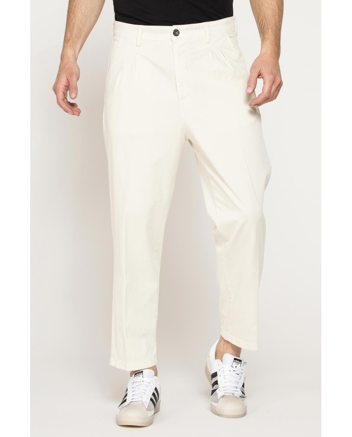 CHINOS CON PINCES MOD.646 IN NUOVA GABARDINA ELASTICIZZATA. Vita regolare con cintura e zip.