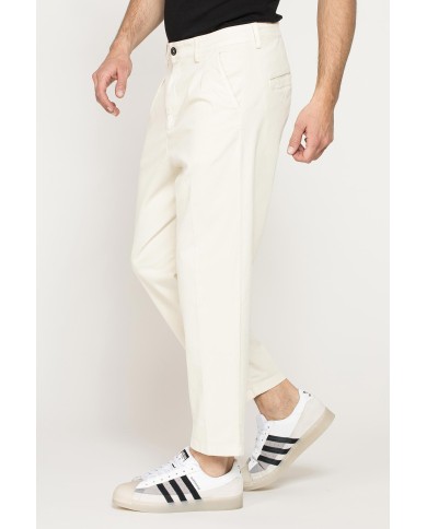 CHINOS CON PINCES MOD.646 IN NUOVA GABARDINA ELASTICIZZATA. Vita regolare con cintura e zip.