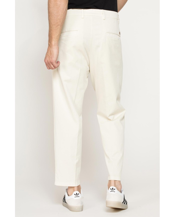 CHINOS CON PINCES MOD.646 IN NUOVA GABARDINA ELASTICIZZATA. Vita regolare con cintura e zip.