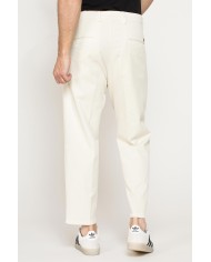 CHINOS CON PINCES MOD.646 IN NUOVA GABARDINA ELASTICIZZATA. Vita regolare con cintura e zip.