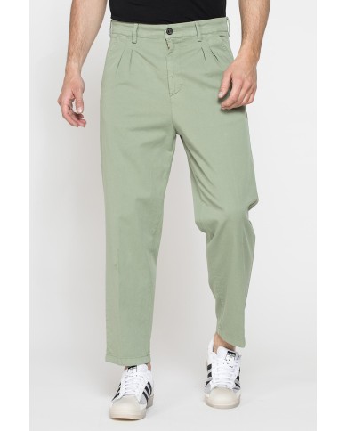 CHINOS CON PINCES MOD.646 IN NUOVA GABARDINA ELASTICIZZATA. Vita regolare con cintura e zip.