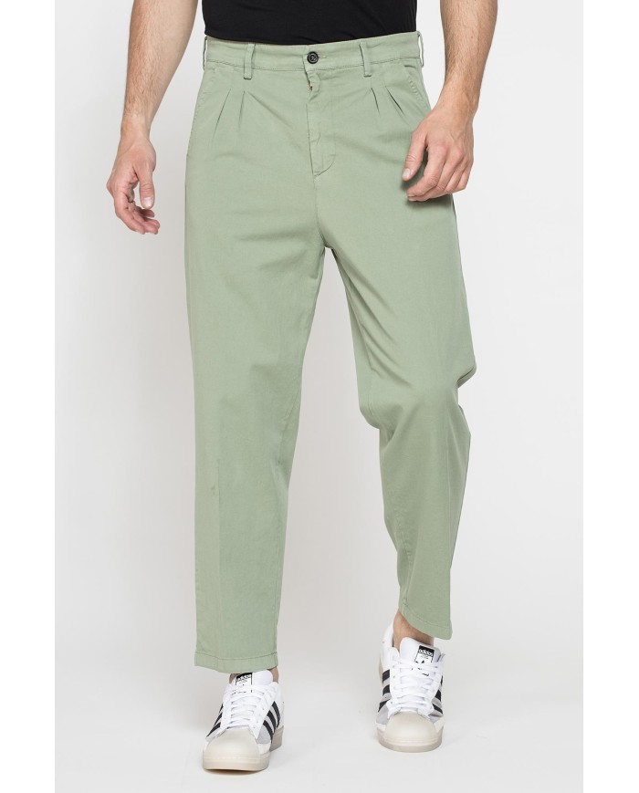 CHINOS CON PINCES MOD.646 IN NUOVA GABARDINA ELASTICIZZATA. Vita regolare con cintura e zip.