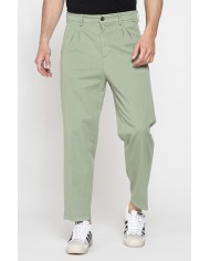 CHINOS CON PINCES MOD.646 IN NUOVA GABARDINA ELASTICIZZATA. Vita regolare con cintura e zip.