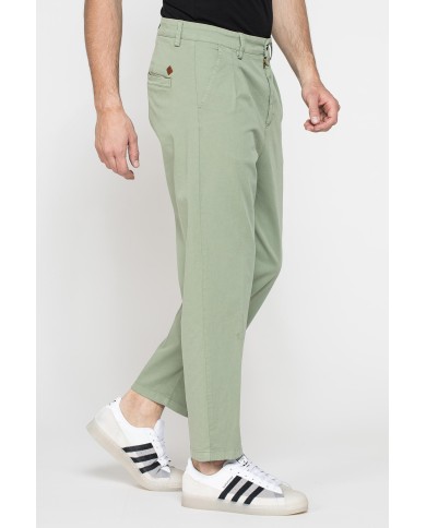 CHINOS CON PINCES MOD.646 IN NUOVA GABARDINA ELASTICIZZATA. Vita regolare con cintura e zip.