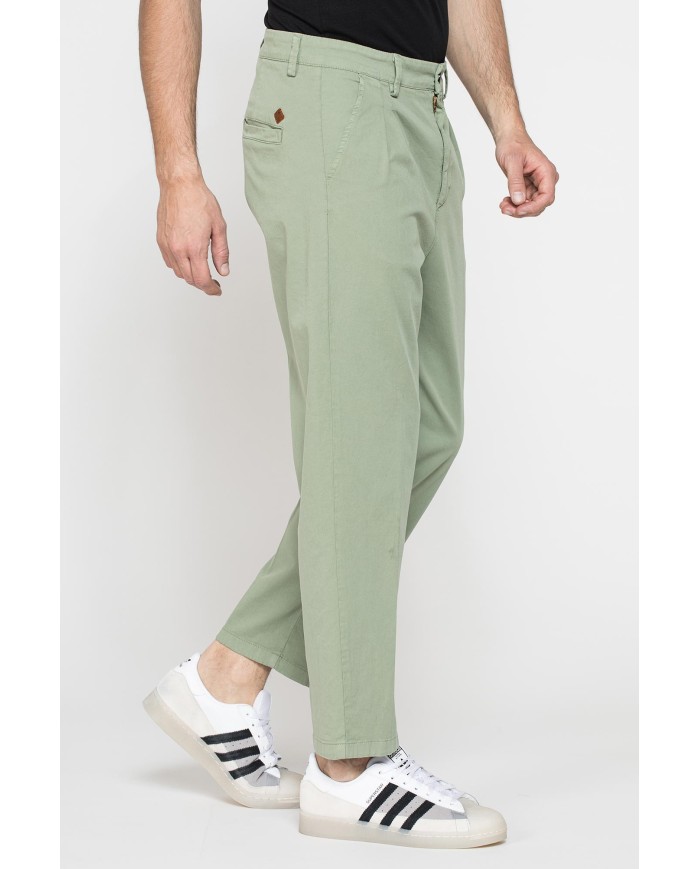 CHINOS CON PINCES MOD.646 IN NUOVA GABARDINA ELASTICIZZATA. Vita regolare con cintura e zip.