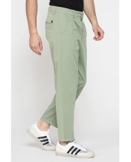 CHINOS CON PINCES MOD.646 IN NUOVA GABARDINA ELASTICIZZATA. Vita regolare con cintura e zip.