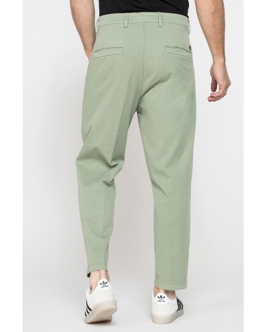 CHINOS CON PINCES MOD.646 IN NUOVA GABARDINA ELASTICIZZATA. Vita regolare con cintura e zip.