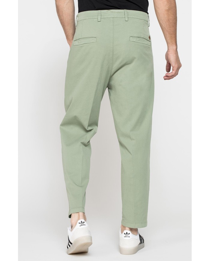 CHINOS CON PINCES MOD.646 IN NUOVA GABARDINA ELASTICIZZATA. Vita regolare con cintura e zip.