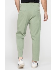 CHINOS CON PINCES MOD.646 IN NUOVA GABARDINA ELASTICIZZATA. Vita regolare con cintura e zip.