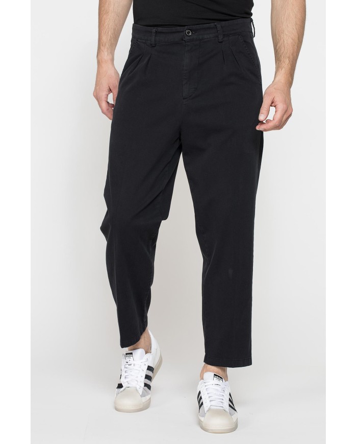 CHINOS CON PINCES MOD.646 IN NUOVA GABARDINA ELASTICIZZATA. Vita regolare con cintura e zip.