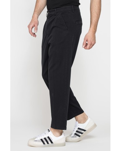 CHINOS CON PINCES MOD.646 IN NUOVA GABARDINA ELASTICIZZATA. Vita regolare con cintura e zip.