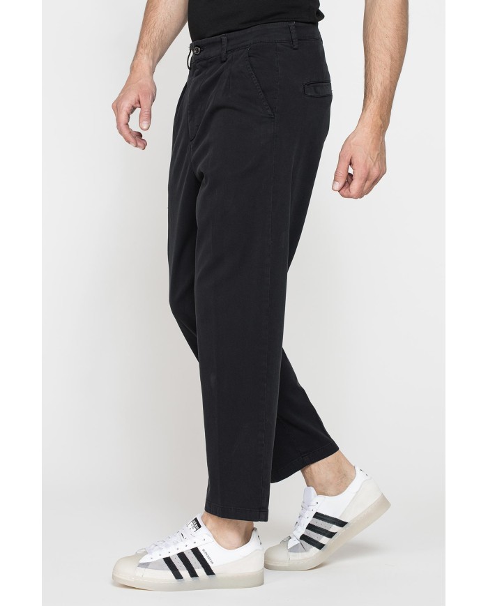 CHINOS CON PINCES MOD.646 IN NUOVA GABARDINA ELASTICIZZATA. Vita regolare con cintura e zip.