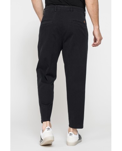 CHINOS CON PINCES MOD.646 IN NUOVA GABARDINA ELASTICIZZATA. Vita regolare con cintura e zip.