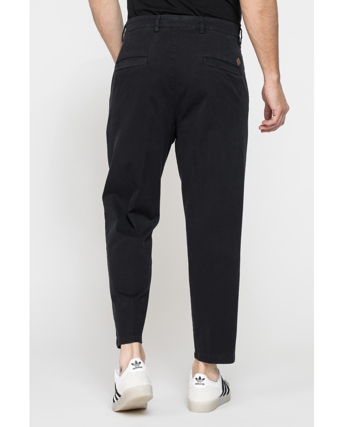 CHINOS CON PINCES MOD.646 IN NUOVA GABARDINA ELASTICIZZATA. Vita regolare con cintura e zip.