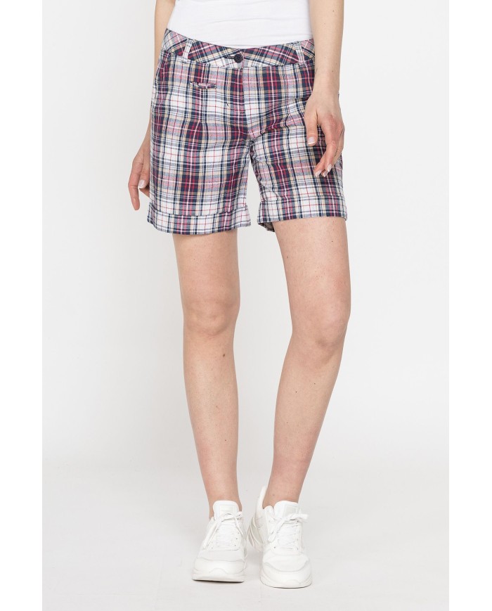 PANTALONE CORTO IN COTONE. Vita e gamba regolare.